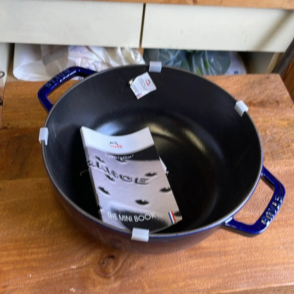 Staub essential French round 3.75QT Blue NEW - Picture 2 of 3